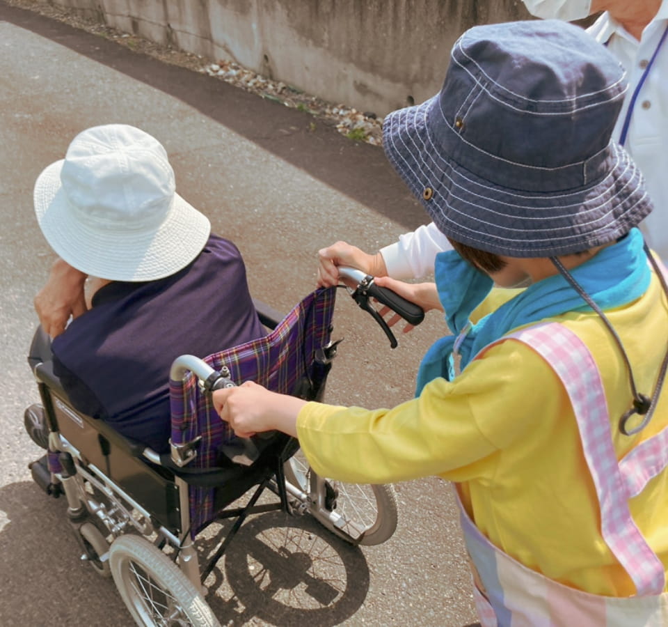 障害のある利用者さん同士も助け合いながら時間を共に過ごします。